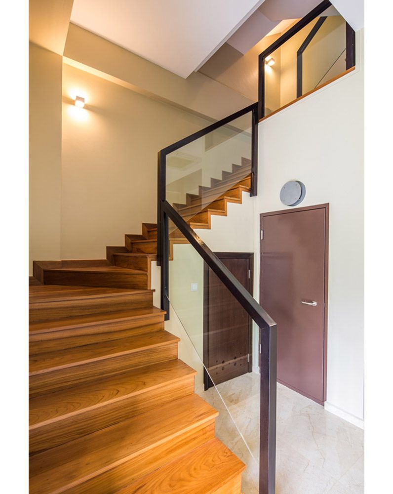 Đèn cầu thang mang lại không gian sống thoải mái, tinh tế và sang trọng cho căn nhà của bạn. Với nhiều thiết kế đa dạng, từ cổ điển đến hiện đại, bạn sẽ luôn tìm thấy một mẫu đèn cầu thang phù hợp cho không gian sống của mình trong năm