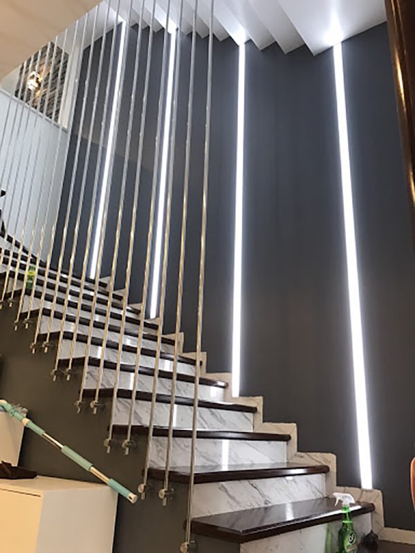 Đèn Trang Trí Cầu Thang Đẹp: Đèn trang trí cầu thang đẹp sẽ giúp làm nổi bật chiếc cầu thang trong không gian nhà bạn. Với nhiều mẫu mã và kiểu dáng đẹp mắt, đèn trang trí cầu thang đem đến cho không gian nhà bạn một vẻ đẹp độc đáo và tinh tế.