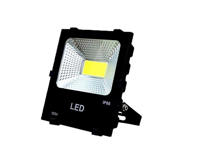 Den-led-pha-50W-mang-den-nhieu-uu-diem-khi-su-dung